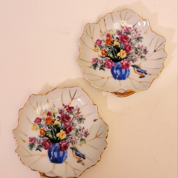 2 vintage ceramic leaf mini plates from Japan.  Excellent condition - Picture 1 of 5